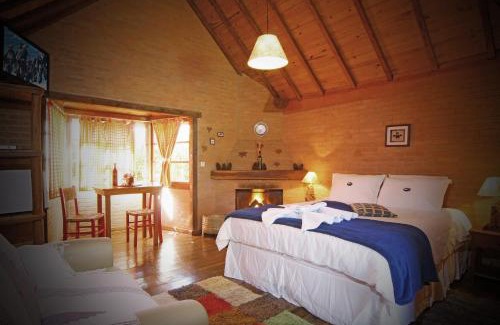 Sao Bento do Sapucai Hotel | Pet-Friendly Pousada Canto da Lua with Oceanfront Views