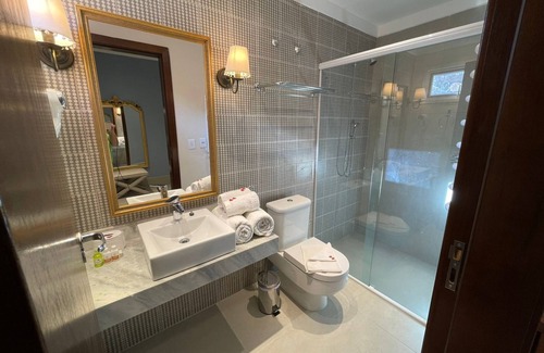 Chapada dos Guimaraes Hotel | Discover Pousada Casa Da Quineira: Family-Friendly Retreat