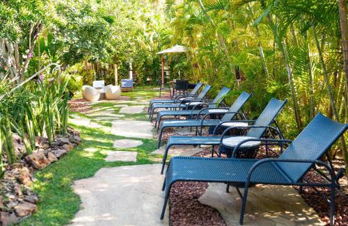 Praia do Forte Hotel | Relax at Pousada Casa do Forte: Pool & Hot Tub Retreat