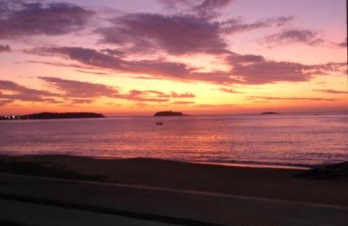 Rio das Ostras Hotel | Oceanfront Haven: Pousada Casa dos Sonhos Awaits You