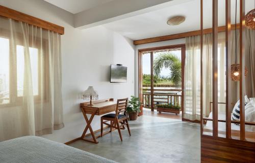 Corguinho House | Pousada Casa Zê: Oceanfront Getaway with Pool & Hot Tub