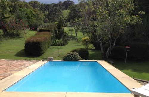 Santo Antonio do Pinhal Hotel | Inviting Pousada Chalés da Casa Centenária with Hot Tub