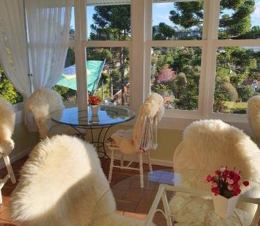 Colinas Capivari Hotel | Guest Rated: Pousada Chateau Colinas with Hot Tub Bliss