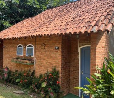 Tres Rios House | Cozy Hostel Das Estrelas: Pet-Friendly & Oceanfront Retreat