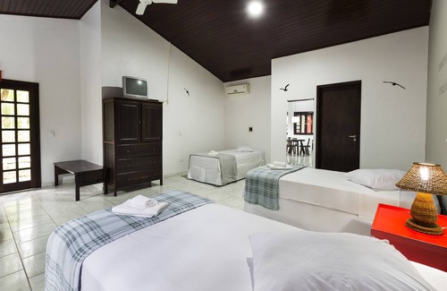 Garuva Hotel | Relax at Pousada de Pesca e Lazer Camury with Pool & Dining