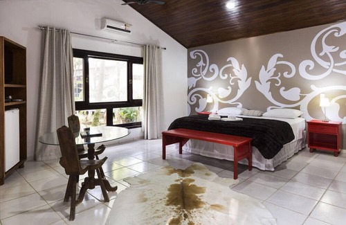 Garuva Hotel | Relax at Pousada de Pesca e Lazer Camury with Pool & Dining