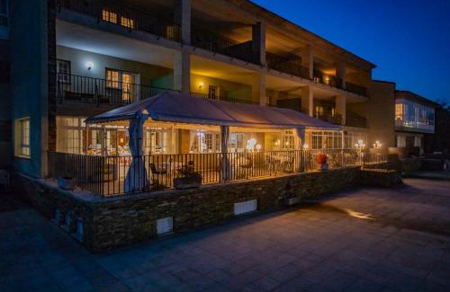 Portomarin Hotel | Welcoming Pousada de Portomarín with Pool & Pet-Friendly Stay