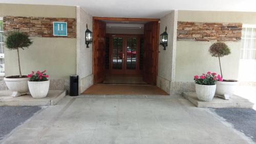 Portomarin Hotel | Welcoming Pousada de Portomarín with Pool & Pet-Friendly Stay