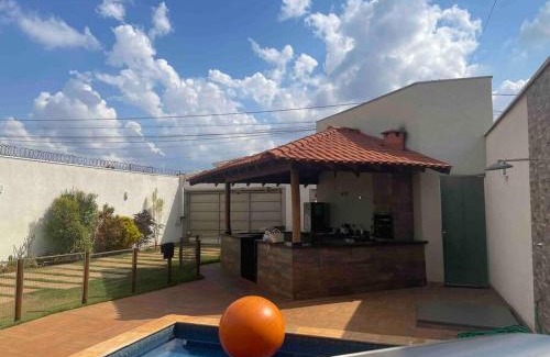 Jaboticabal House | Relax at Pousada e Edícula: Pet-Friendly & Pool Access