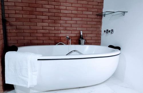 Santo Antonio do Pinhal Cabin | Delightful Pousada Estância da Pinha with Hot Tub & Breakfast