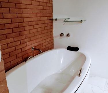 Santo Antonio do Pinhal Cabin | Delightful Pousada Estância da Pinha with Hot Tub & Breakfast