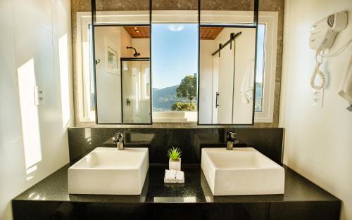 Vacas Gordas Cabin | Discover Pousada Fogo Eterno: Hot Tub & Breakfast Included