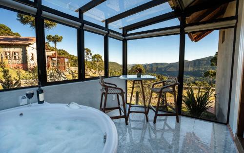 Vacas Gordas Cabin | Discover Pousada Fogo Eterno: Hot Tub & Breakfast Included