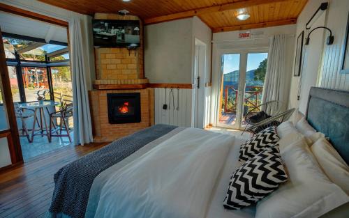 Vacas Gordas Cabin | Discover Pousada Fogo Eterno: Hot Tub & Breakfast Included