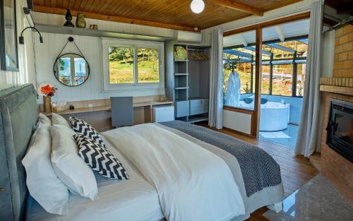 Vacas Gordas Cabin | Discover Pousada Fogo Eterno: Hot Tub & Breakfast Included