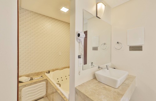 Barreira do Boqueirao Hotel | Discover Pousada Humaitá: Family-Friendly with Pool & Dining