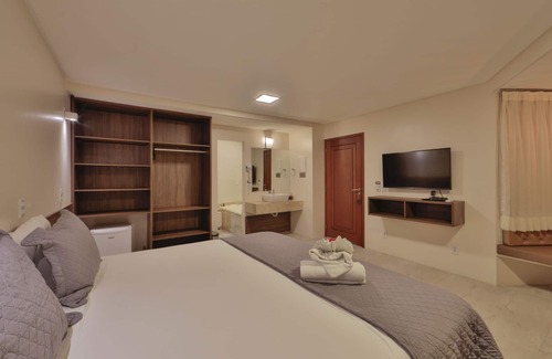 Barreira do Boqueirao Hotel | Discover Pousada Humaitá: Family-Friendly with Pool & Dining