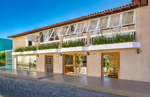 Puerto Seguro Center Hotel | Relax at Pousada Jangadeiro with Pool & Family-Friendly Vibes