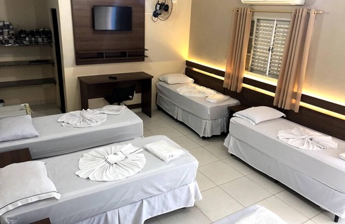 Aparecida Hotel | Relax at Pousada Jovimar: Family-Friendly with Pool & Dining