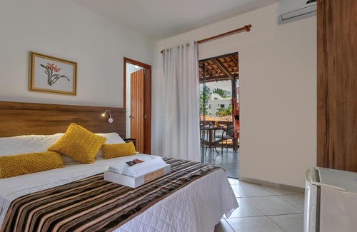 Sao Domingos Hotel | Inviting Stay at Pousada Lua e Mar with Pool & Restaurant
