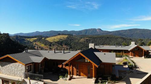 Monte Verde Hotel | Maple Pousada: Guest Rated 10/10 with Hot Tub & Dining