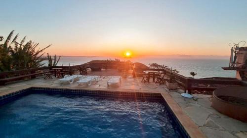 Joao Fernandes House | Pet-Friendly Pousada Mirante dos Papagaios with Ocean Views