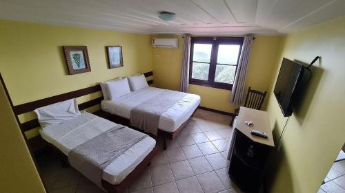 Joao Fernandes House | Pet-Friendly Pousada Mirante dos Papagaios with Ocean Views