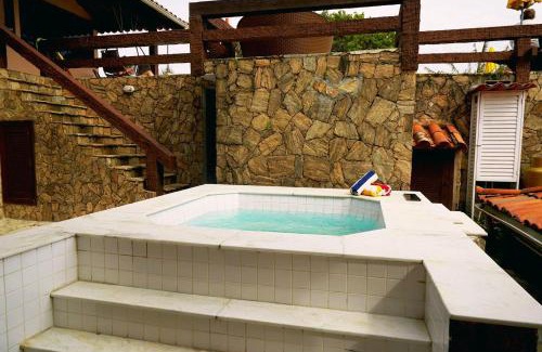 Joao Fernandes House | Pet-Friendly Pousada Mirante dos Papagaios with Ocean Views