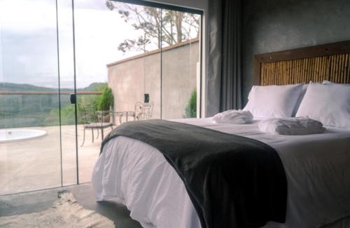Lavras Novas House | Pousada Monttana: Oceanfront Retreat with Pool and Breakfast