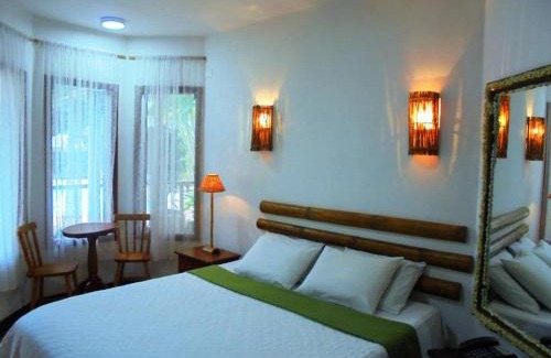 Ilhabela Hotel | Tranquil Pousada Náutilus: Poolside Retreat with Breakfast