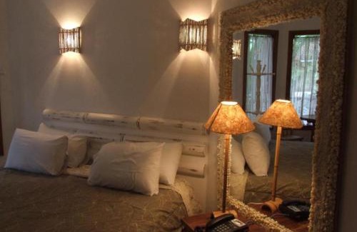 Ilhabela Hotel | Tranquil Pousada Náutilus: Poolside Retreat with Breakfast