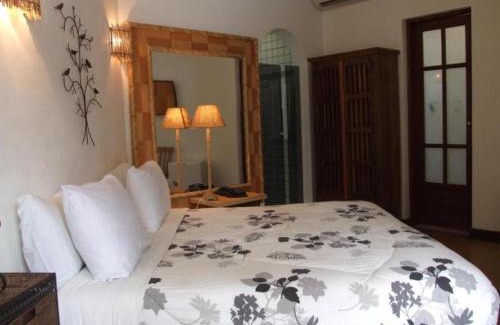 Ilhabela Hotel | Tranquil Pousada Náutilus: Poolside Retreat with Breakfast
