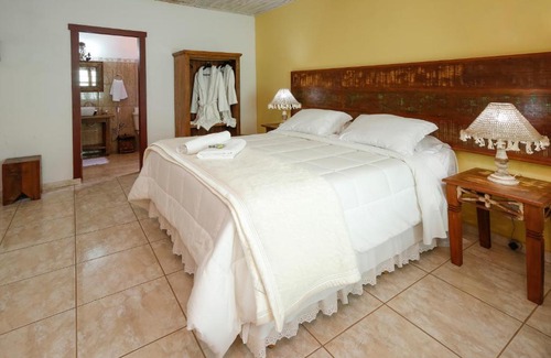Tiradentes Hotel | Discover Pousada Neuza Barbosa: Poolside Relaxation Awaits