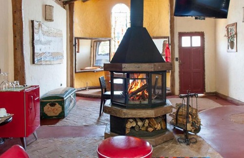 Tapirai Hotel | Inviting Retreat at Pousada Pegada da Onça with Pool & Pets