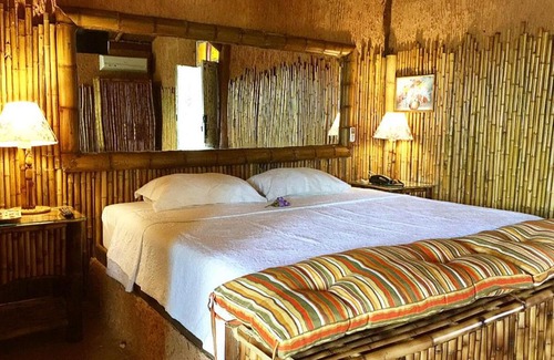 Tapirai Hotel | Inviting Retreat at Pousada Pegada da Onça with Pool & Pets