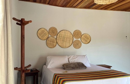 Pedregulho Hotel | Discover Pousada Piratas do Barro Branco with Pool & Spa