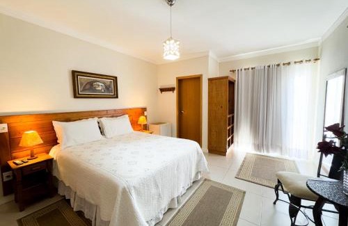 Sao Bento do Sapucai Hotel | Discover Pousada Quinta dos Colibris: Oceanfront Oasis