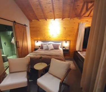 Sao Joaquim Cabin | Pet-Friendly Pousada Recanto da Cascata with Hot Tub Bliss