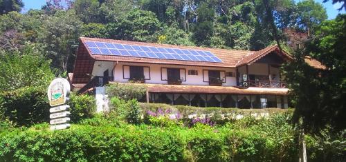Teresopolis Hotel | Experience Pousada Taverna do Golf: Pool & Dining Awaits