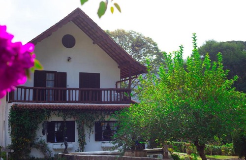 Teresopolis Hotel | Experience Pousada Taverna do Golf: Pool & Dining Awaits