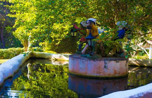 Teresopolis Hotel | Experience Pousada Taverna do Golf: Pool & Dining Awaits