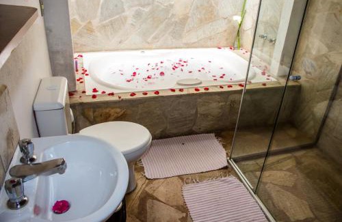 Goncalves Hotel | Pet-Friendly Pousada Trem das Cores with Hot Tub & Pool