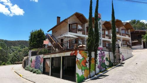 Monte Verde Hotel | Delightful Pousada Valle das Flores with Pool & Ocean View