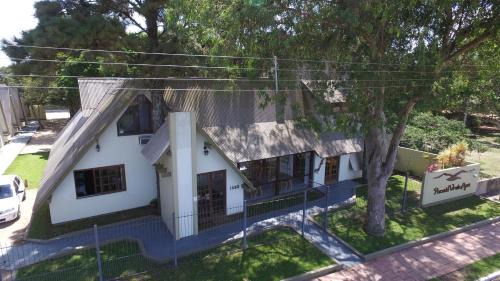 Sao Lourenco do Sul Hotel | Pet-Friendly Pousada Verde Agua with Pool and Kitchen