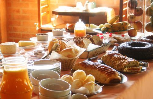 Santo Antonio do Pinhal Hotel | Relax at Pousada Villa Campestre with Pool & Family Amenities