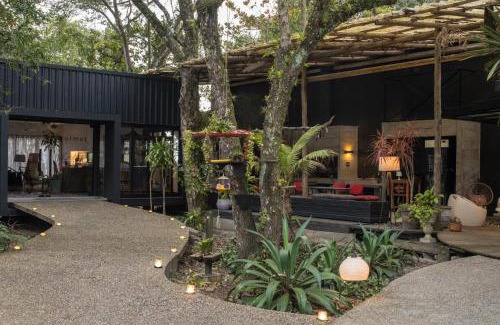 Pontal do Parana Hotel | Elegant Pousada Vila do Mel: Ocean View & Pet Friendly Stay