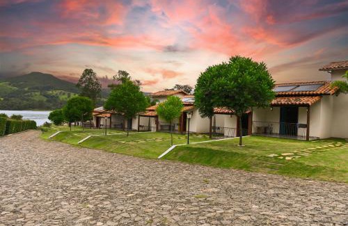 Capitolio Hotel | Pet-Friendly Pousada Vila do Lago with Pool & Ocean Views