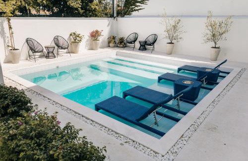 Vila Julia House | Pet-Friendly Pousada Villa Santô with Ocean View & Pool