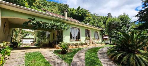 Quitandinha House | Pet-Friendly Pousadinha Lá em Casa with Oceanfront Pool