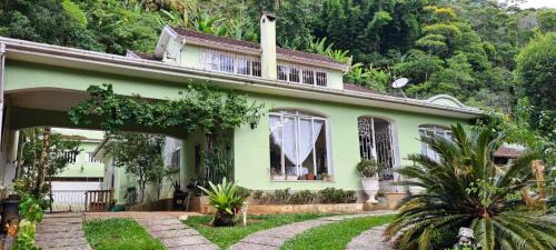 Quitandinha House | Pet-Friendly Pousadinha Lá em Casa with Oceanfront Pool